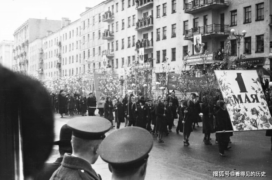 老照片1958年摩尔曼斯克的五一劳动节喜气洋洋的苏联老百姓产